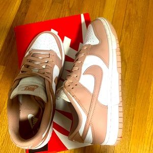 Nike dunks. Size 8.5 women’s 7 men’s. Brand new.